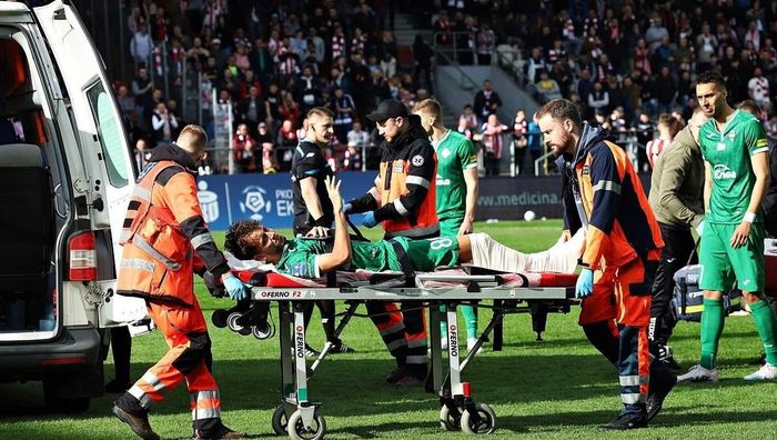 Підопічний Лєвандовскі отримав моторошну травму на очах у Коноплянки – матч тривав 110 хвилин