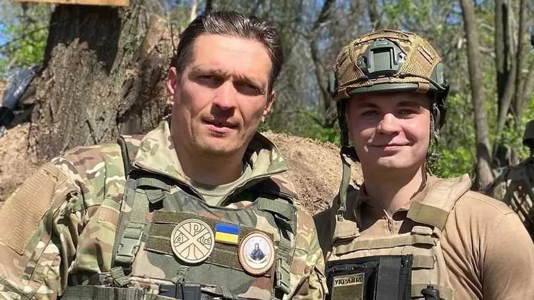 Олександр Усик навідався на передову / Фото з соцмереж військового Олександра Олешка Олександр Усик навідався на передову / Фото з соцмереж військового Олександра Олешка
