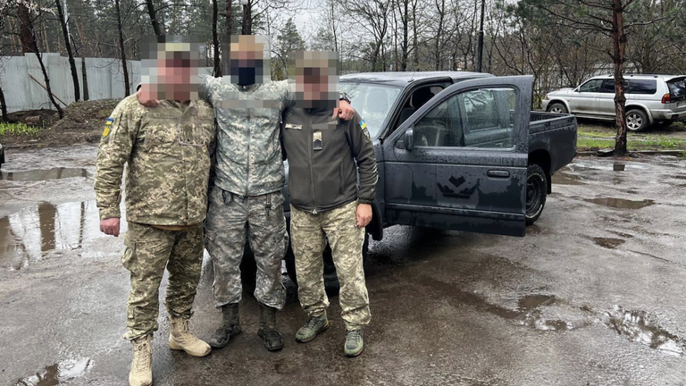 Favbet Foundation передал ВСУ еще три внедорожника / фото Favbet Favbet Foundation передал ВСУ еще три внедорожника / фото Favbet