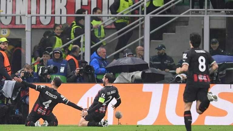 Игроки Милана празднуют забитый мяч / AFP