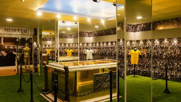 Внутри мавзолея Пеле: к золотому гробу "Короля футбола" начали водить экскурсии