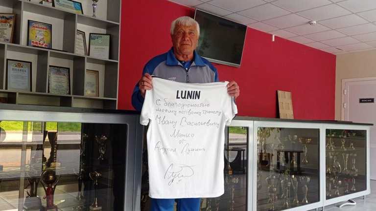 Тренер Луніна з футболкою, підписаною футболістом / фото: Суспільне Харків