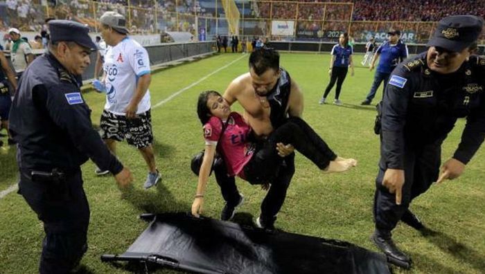 Сотни раненых, 12 погибших – футбольный матч в Сальвадоре превратился в кровавую трагедию