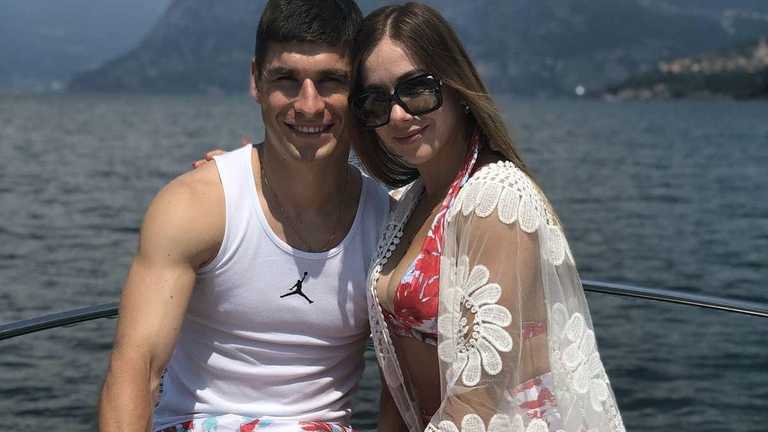 Руслан Маліновський з дружиною Роксаною / фото instagram.com/malinovskyi_18 Руслан Маліновський з дружиною Роксаною / фото instagram.com/malinovskyi_18