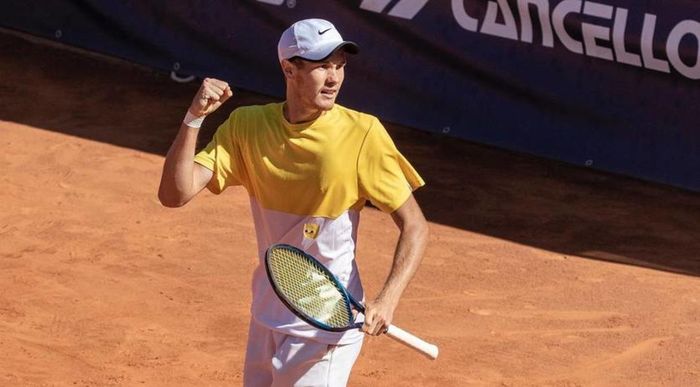 Украинский теннисист стартовал с разгромной победы на турнире в Праге