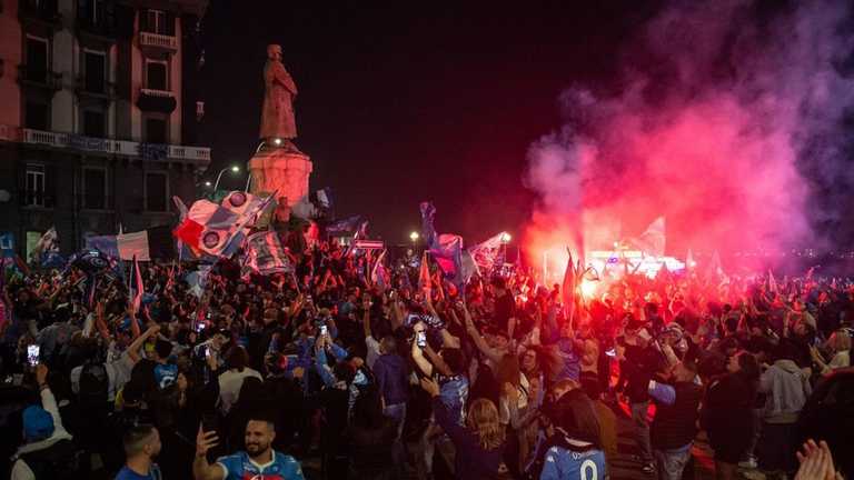 Фаны Наполи празднуют / Фото CNN Фаны Наполи празднуют / Фото CNN