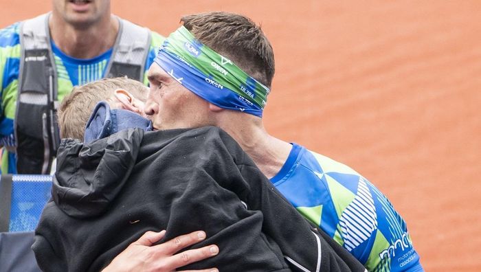 Регбист финишировал в марафоне со смертельно больным другом на руках – щемящее видео