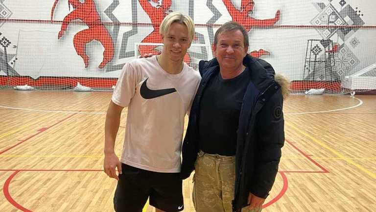 Михайло Мудрик з першим тренером / Суспільне Михайло Мудрик з першим тренером / Суспільне