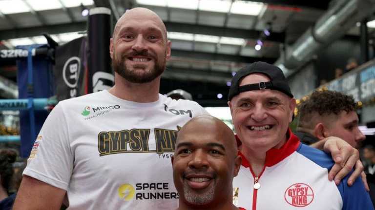 Фьюри с тренером и отцом / Фото Sky Sports Фьюри с тренером и отцом / Фото Sky Sports