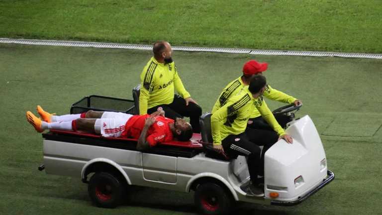Луиса Адриано вывозят после повреждения / фото Globo Esporte