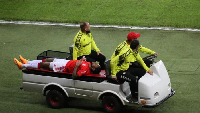 Экс-звезда Шахтера потерял сознание во время матча – видео жуткого столкновения с соперником