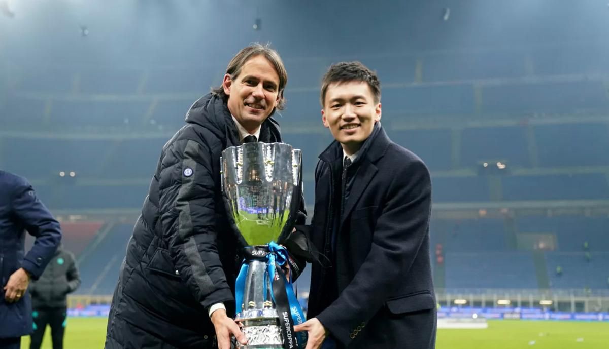 Сімоне Індзагі та Стівен Чжан з Суперкубком Італії / фото з відкритих джерел