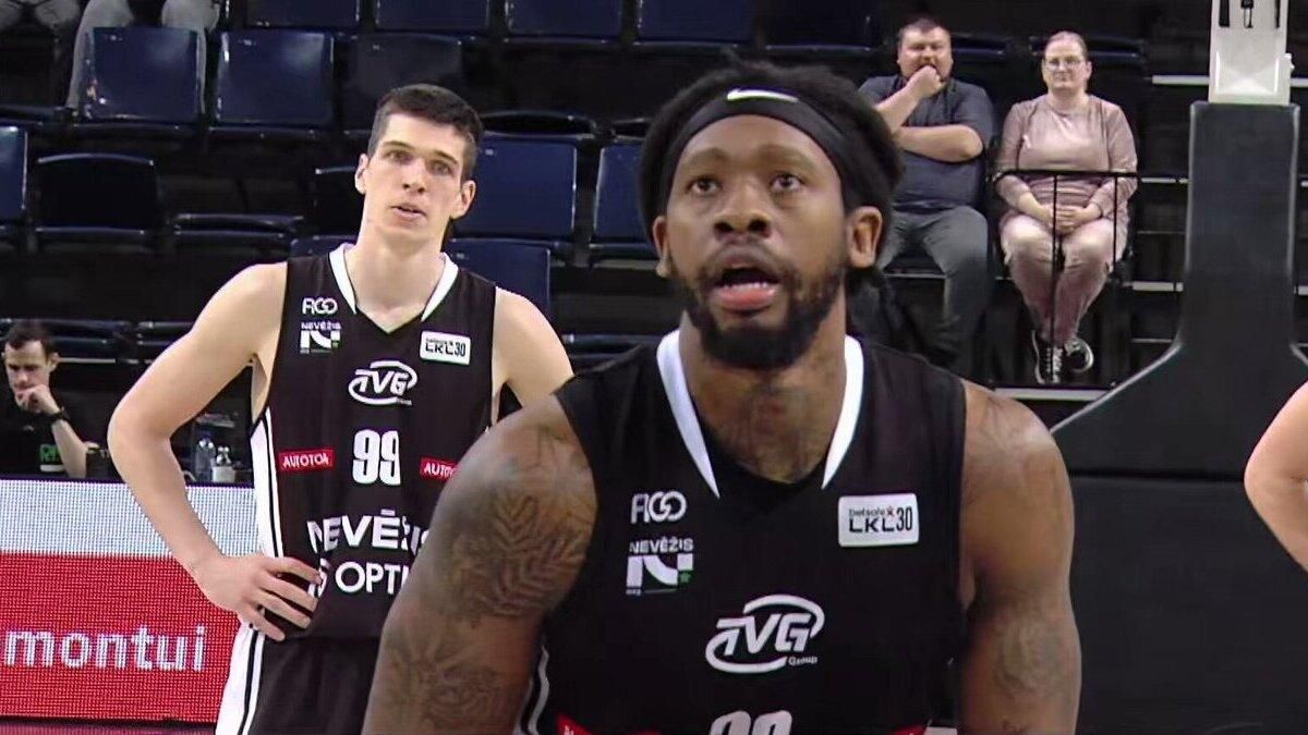 Дешон Фрімен / фрагмент з трансляції гри Невежіс – Жальгіріс Дешон Фрімен / фрагмент з трансляції гри Невежіс – Жальгіріс