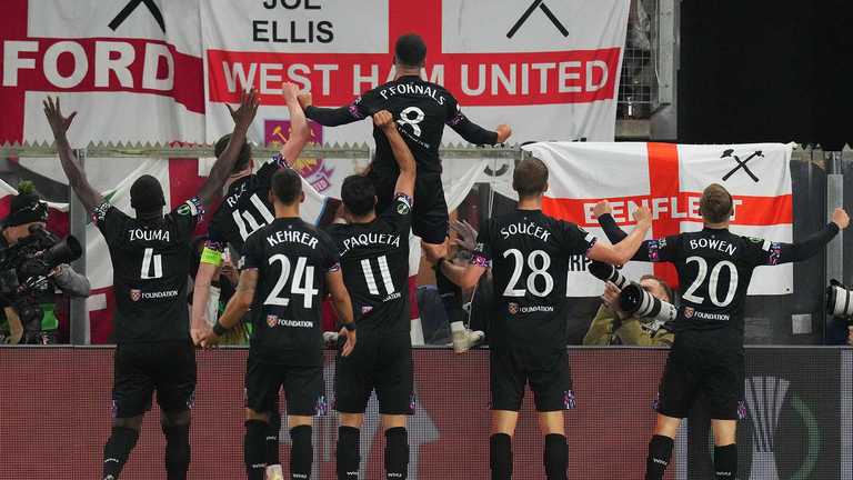 Вест Хэм отмечает исторический успех / фото Вест Хэм Вест Хэм отмечает исторический успех / фото Вест Хэм
