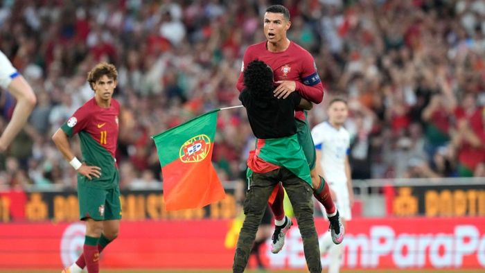 Фанат упал на колени перед Роналду во время матча Португалии и повторил легендарное празднование