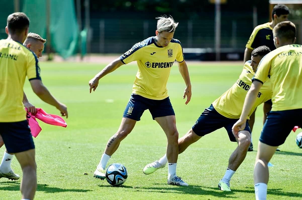 Мудрик (по центру) во время тренировки сборной / Фото УАФ Мудрик (по центру) во время тренировки сборной / Фото УАФ