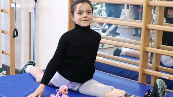7-летняя украинка, потерявшая ногу в результате обстрела России, победила на соревнованиях по художественной гимнастике