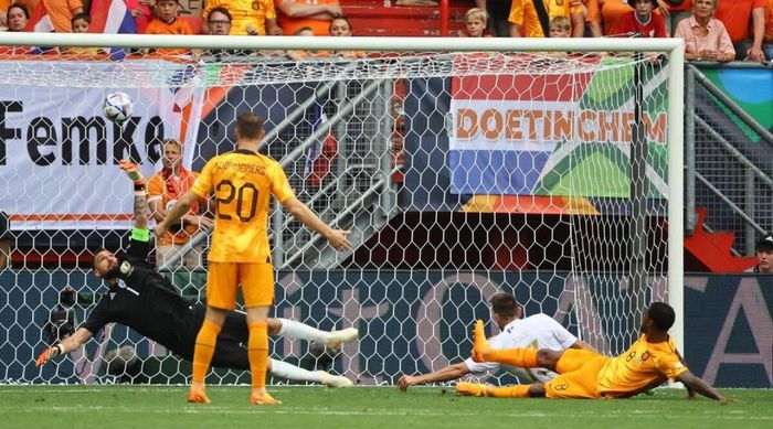 Безумная перестрелка с 5 голами в видеообзоре матча Нидерланды – Италия – 2:3