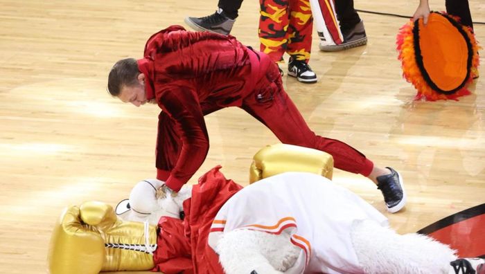 Макгрегор отправил в нокаут маскота Майами во время финала НБА – вирусное видео