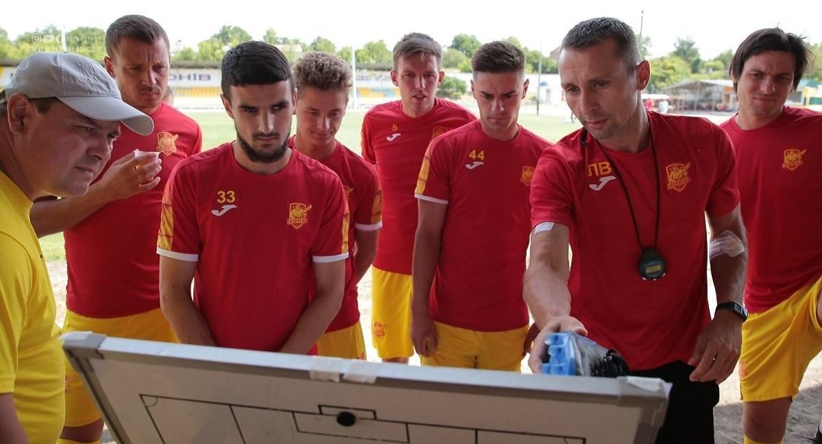 Лупашко з гравцями Інгульця / Фото клубу Лупашко з гравцями Інгульця / Фото клубу