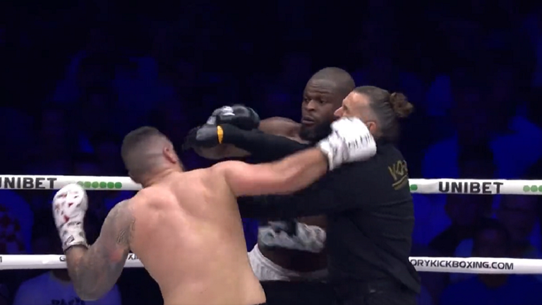 Кикбоксерский рефери Эдвард Стрийкерт продемонстрировал железный подбородок / Скриншот с видео Кикбоксерский рефери Эдвард Стрийкерт продемонстрировал железный подбородок / Скриншот с видео