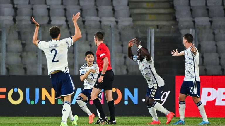 Футболісти Італії апелюють до арбітра через незарахований гол / фото thesun Футболісти Італії апелюють до арбітра через незарахований гол / фото thesun