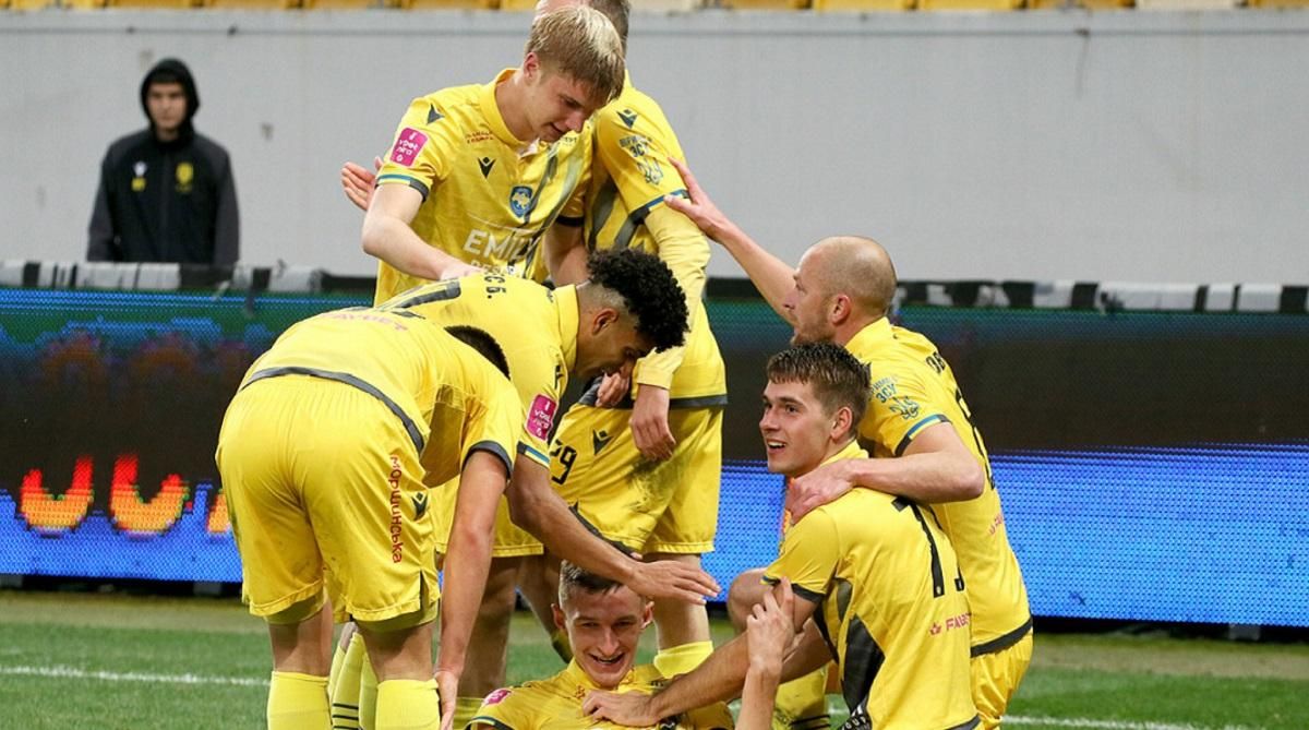 Одноклубники поздравляют Сапугу с забитым голом / Фото ФК Рух