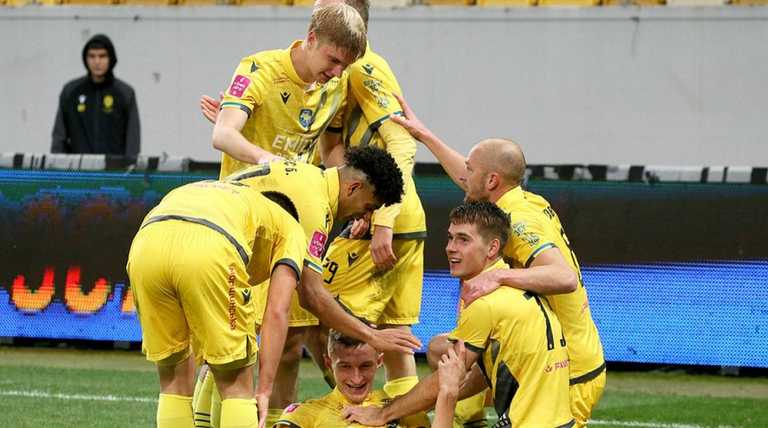 Одноклубники вітають Сапугу із забитим голом / Фото ФК Рух Одноклубники вітають Сапугу із забитим голом / Фото ФК Рух