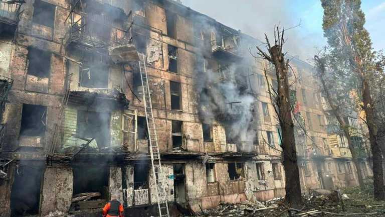 Наслідки влучання російської ракети у житловий будинок Кривого Рогу / фото МВС України Наслідки влучання російської ракети у житловий будинок Кривого Рогу / фото МВС України