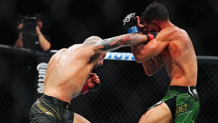 Волкановскі вп'яте захистив титул чемпіона UFC, знищивши Родрігеса – відео кривавої рубки