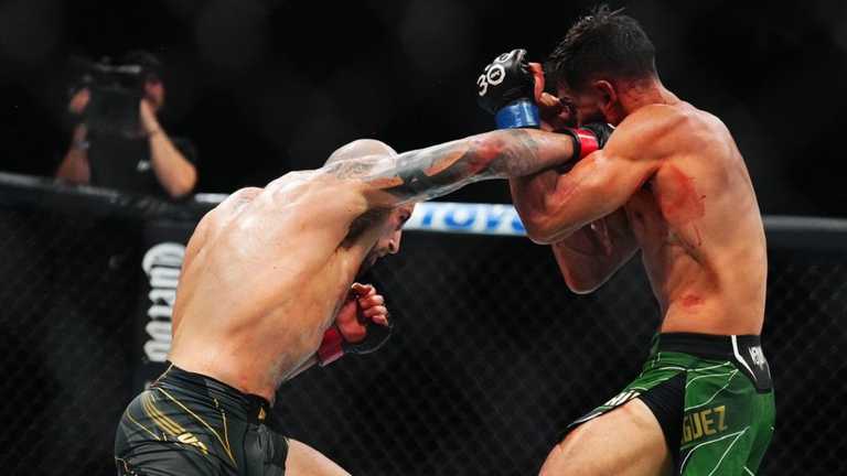 Волкановскі атакує Родрігеса / Фото UFC Волкановскі атакує Родрігеса / Фото UFC