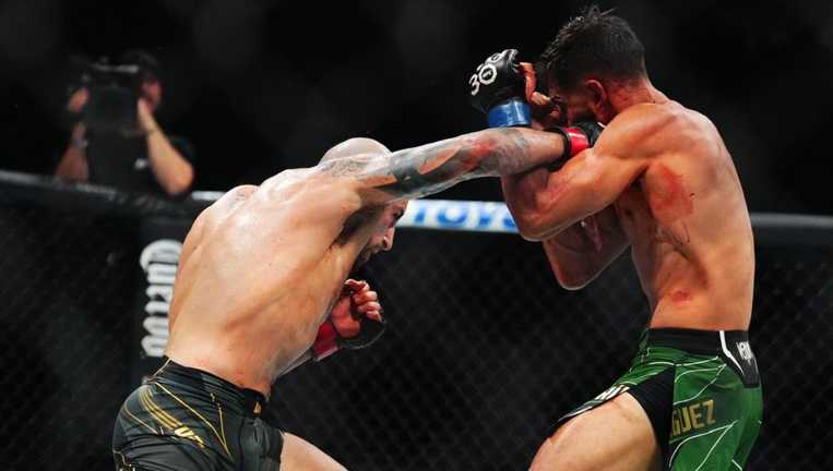 Волкановский атакует Родригеса / Фото UFC