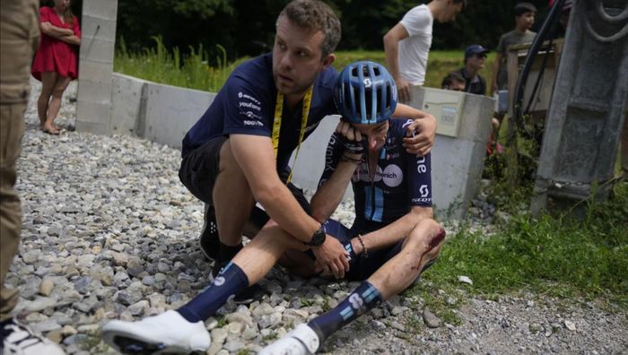 Масова аварія на Тур де Франс: велогонщика довелося виносити на ношах – відео інциденту 