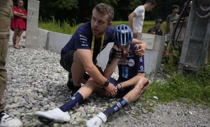 Один з постраджалих на Тур де Франс / фото AP
