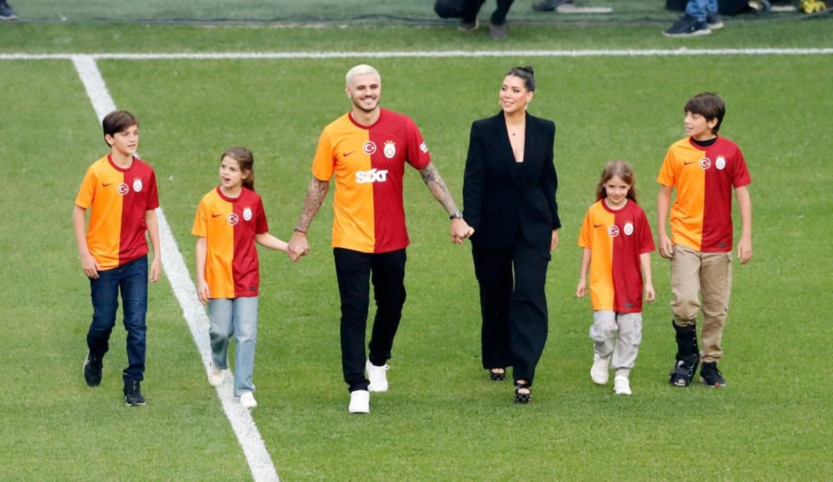 Ікарді з сімʼєю / фото ФК Галатасарай