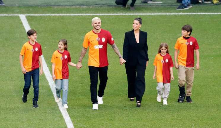 Ікарді з сімʼєю / фото ФК Галатасарай Ікарді з сімʼєю / фото ФК Галатасарай