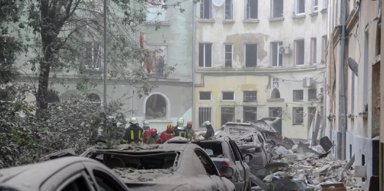 Наслідки ракетного удару по Львову / Фото Миколи Тиса (АР) Наслідки ракетного удару по Львову / Фото Миколи Тиса (АР)