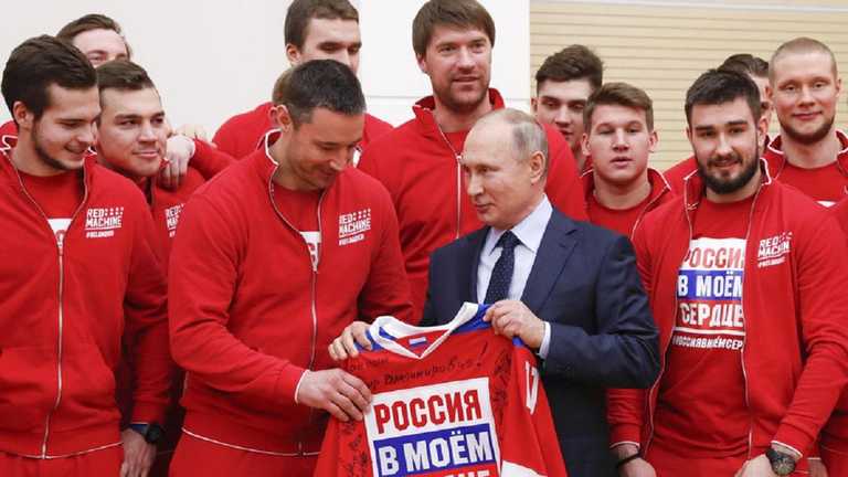 Путин с российскими спортсменами / Иллюстративное фото AP