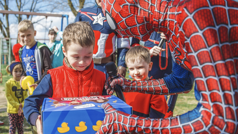 Наборы канцелярии получили уже 3500 детей из семей ВПЛ и военнослужащих / фото Favbet Наборы канцелярии получили уже 3500 детей из семей ВПЛ и военнослужащих / фото Favbet