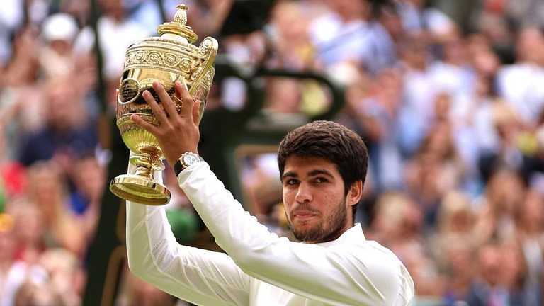 Карлос Алькарас с трофеем Уимблдона / Фото Clive Brunskill