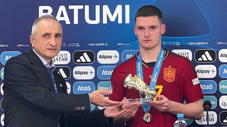 Серхіо Гомес отримує "Золоту бутсу" / Фото Twitter Серхіо Гомес отримує "Золоту бутсу" / Фото Twitter