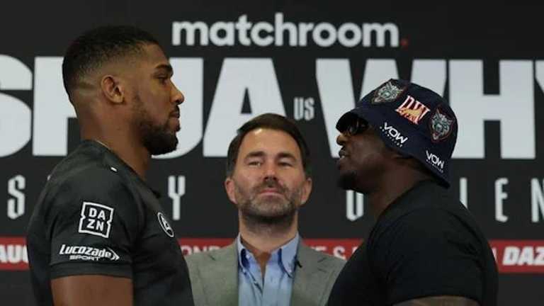 Джошуа та Вайт під час дуелі поглядів / фото із соцмереж Джошуа та Вайт під час дуелі поглядів / фото із соцмереж