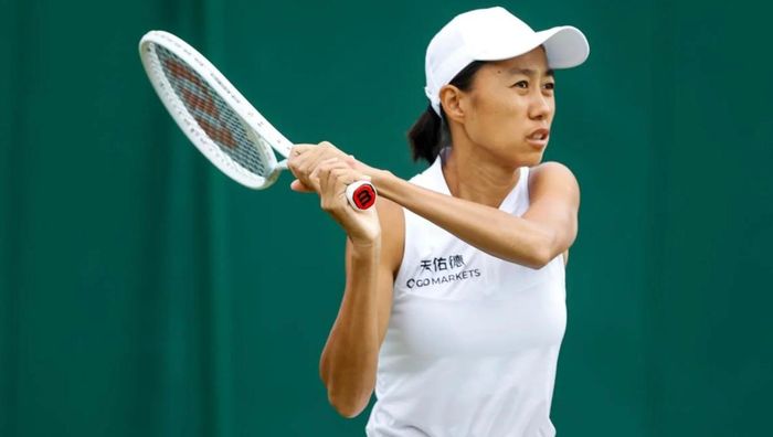 Звездная китайская теннисистка в слезах снялась с матча – соперница позорно стерла отметку от мяча на корте