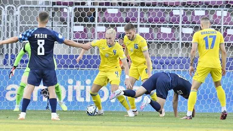 Таловеров в матче против Франции U-21 (по центру) / фото УАФ