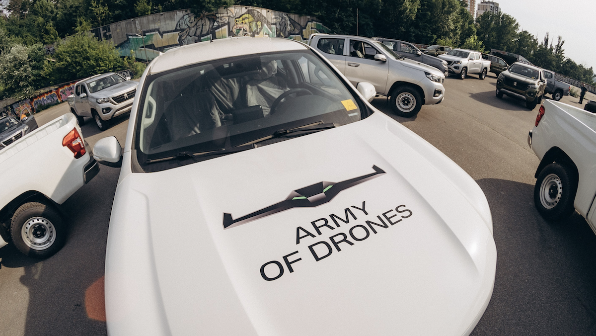 Favbet закупила 53 пікапи для "Армії дронів" / фото Favbet