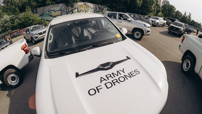 Favbet закупила 53 пикапа для "Армии дронов" / фото Favbet Favbet закупила 53 пикапа для "Армии дронов" / фото Favbet