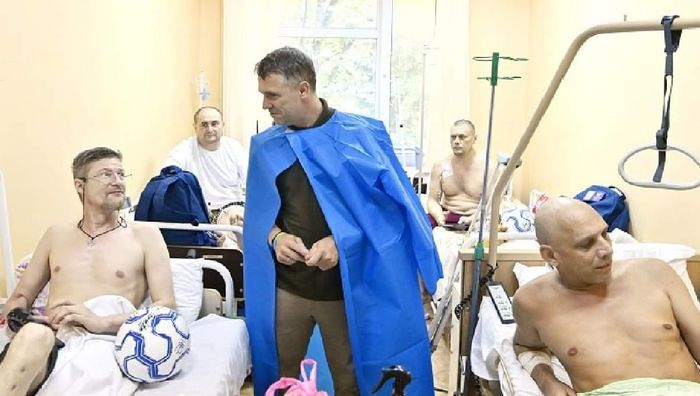 Ребров посетил украинских воинов в больнице
