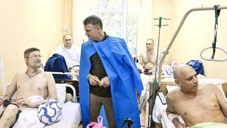 Ребров пообщался с ранеными украинскими воинами / фото УАФ