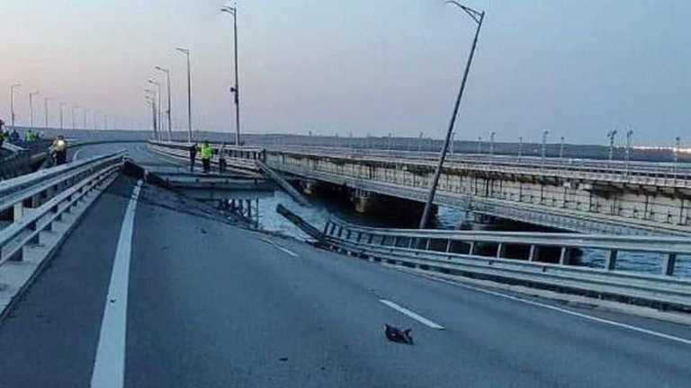 Кримський міст після обстрілу / Фото зі соцмереж Кримський міст після обстрілу / Фото зі соцмереж