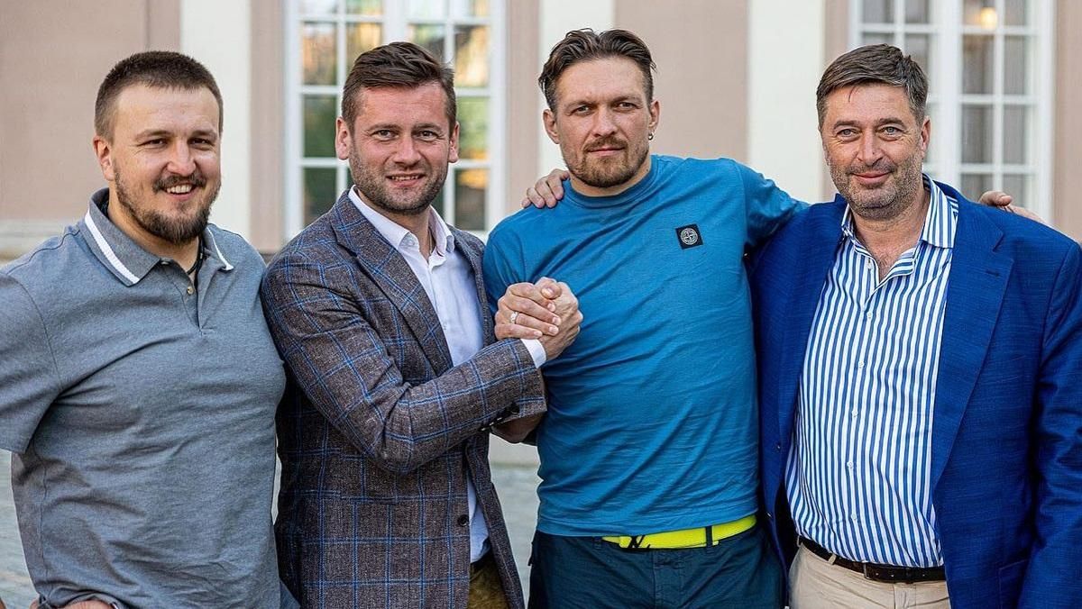 Олександр Усик з командою / Фото з соцмереж